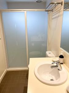 W łazience znajduje się biała umywalka i prysznic. w obiekcie Southern Ocean Villa 9 w mieście Port Campbell