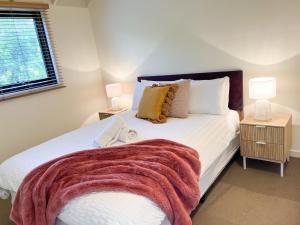 sypialnia z łóżkiem z czerwonym kocem w obiekcie Southern Ocean Villa 9 w mieście Port Campbell
