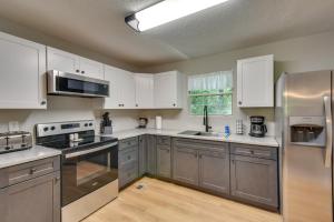 Kuchyň nebo kuchyňský kout v ubytování Seneca Vacation Rental Less Than 1 to Lake Keowee Access!