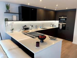 una cocina con una gran encimera blanca en una habitación en Royal Sands Ramsgate - direct beach access, en Ramsgate