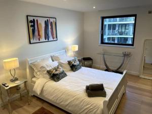 un grande letto bianco in una camera da letto con finestra di Royal Sands Ramsgate - direct beach access a Ramsgate