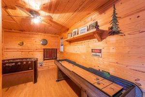 eine Blockhütte mit einem Herd und einer Holzwand in der Unterkunft Cabin #3 Rainbow Trout - Pet Friendly- Sleeps 6 - Playground & Game Room in Payson