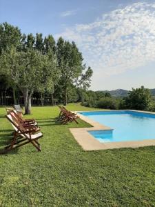 een groep stoelen naast een zwembad bij Douro Villa with Private Pool in Armamar