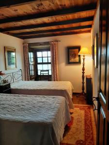 een slaapkamer met 2 bedden en een raam bij Douro Villa with Private Pool in Armamar