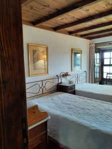 een slaapkamer met 2 bedden en een raam bij Douro Villa with Private Pool in Armamar