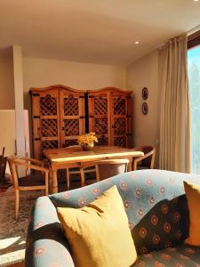 ein Wohnzimmer mit einem Sofa und einem Tisch mit Weinflaschen in der Unterkunft Treasure Roses Private Pool Villa in Armamar