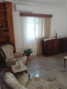 - un salon avec deux chaises et une fenêtre dans l'établissement Ktima Gardenyard, à Artemi