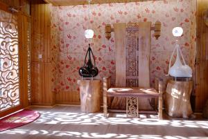 een kamer met een tafel en twee stoelen bij Longji One Art Hotel in Longsheng