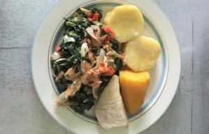 un plato de comida con ensalada y carne y patatas en OceanAire Crest @ Oceanpointe en Lucea