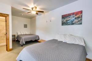 1 dormitorio con 1 cama y ventilador de techo en Central Lava Hot Springs Studio with Deck and Views! en Lava Hot Springs