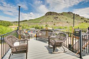 un groupe de chaises assises sur une terrasse avec une montagne dans l'établissement Central Lava Hot Springs Studio with Deck and Views!, à Lava Hot Springs
