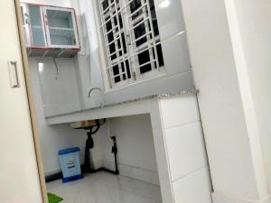 ein Bad mit einem Waschbecken und einem Fenster in der Unterkunft Happy Sunshine 1 in Ho-Chi-Minh-Stadt
