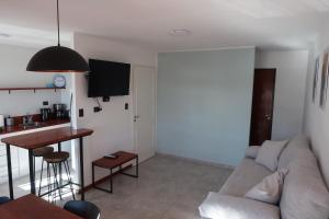 een woonkamer met een bank en een tafel bij Pueyrredon 440 in Santa Rosa