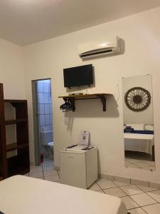 Uma TV ou centro de entretenimento em Pousada Pedra Furada