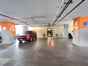 a parking garage with a car parked in it at Moderno y Céntrico Aparta-Estudio in Tegucigalpa