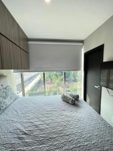 a bedroom with a large bed with a large window at Moderno y Céntrico Aparta-Estudio in Tegucigalpa