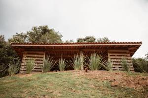 un bâtiment en bois au sommet d'une colline dans l'établissement Chalé do Vale locação de temporada, à Águas de Lindóia