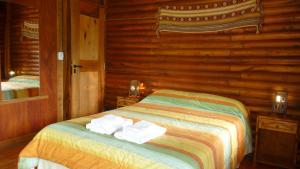 Un pat sau paturi într-o cameră la Rincón de los Troncos