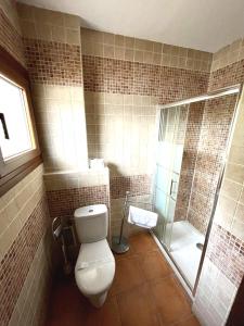 een badkamer met een toilet en een douche bij Casa Rural Valito in Armallones