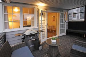 un porche cubierto con una parrilla en el patio en 2 Bed Apartment in Kingsland - FREE WIFI and parking en Auckland