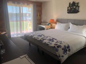 Postel nebo postele na pokoji v ubytování Cariboo Log Guest House