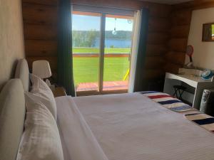 Postel nebo postele na pokoji v ubytování Cariboo Log Guest House