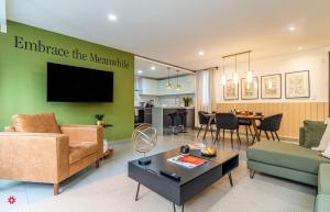メキシコシティにあるCasa Amsterdam by Kukunのリビングルーム(ソファ、テーブル、テレビ付)