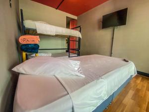 a bedroom with two bunk beds and a flat screen tv at Fardo Hotel Boutique Ibague - Recepción Digital 24H in Ibagué