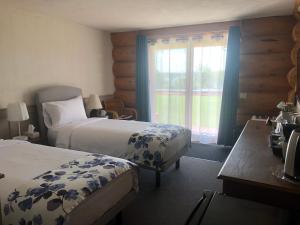 Postel nebo postele na pokoji v ubytování Cariboo Log Guest House