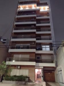 een hoog appartementencomplex met lichten aan bij Departamentos modernos en Rio Cuarto Yrigoyen in Río Cuarto