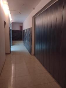 een lege hal met een corridorngthngthngthngthngthngth bij Departamentos modernos en Rio Cuarto Yrigoyen in Río Cuarto