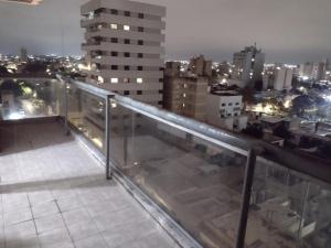 een balkon met uitzicht op de stad in de nacht bij Departamentos modernos en Rio Cuarto Yrigoyen in Río Cuarto