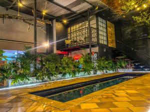 a swimming pool in a building with plants at Fardo Hotel Boutique Ibague - Recepción Digital 24H in Ibagué