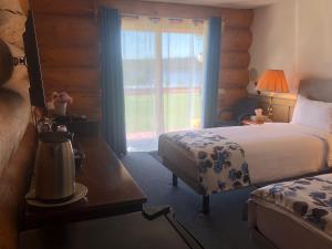 Postel nebo postele na pokoji v ubytování Cariboo Log Guest House
