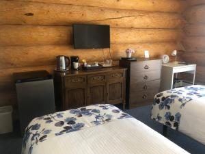 Postel nebo postele na pokoji v ubytování Cariboo Log Guest House