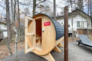 een klein houten hobbithuis op een terras bij S-villa Karuizawa - the forest - in Kita-karuizawa