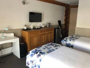 Postel nebo postele na pokoji v ubytování Cariboo Log Guest House