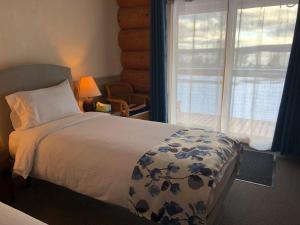 Postel nebo postele na pokoji v ubytování Cariboo Log Guest House