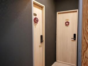 una porta aperta con corone in una stanza di Soo Stay a Seogwipo