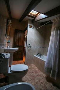 Phòng tắm tại Alojamiento Rural Casa La Mata.