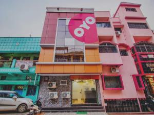 un bâtiment rose avec un panneau Google sur lui dans l'établissement OYO Flagship Dream Connect, à Jamshedpur