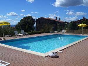 PacianoにあるFarmhouse in Paciano with Swimming Pool Roofed Terrace BBQの庭のスイミングプール(傘2本付)