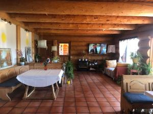 een woonkamer met een witte tafel in een kamer bij Cariboo Log Guest House in Lac La Hache