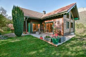 a wooden house with a yard with a yard at ⁂ Chalet Alizée · Nature, lac et montagnes ⁂ in Alex