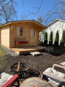 Gallery image of Cozy Cabin with pool & hot tub in Pickering