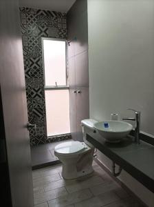 uma casa de banho com um WC e um lavatório em Corazón y color em Oaxaca de Juárez
