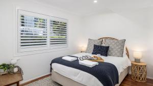 un dormitorio con una cama y una ventana en Cabane Sur Mer, en Shoal Bay