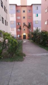 un parcheggio vuoto di fronte a un edificio di Meire Hostel a Guarulhos