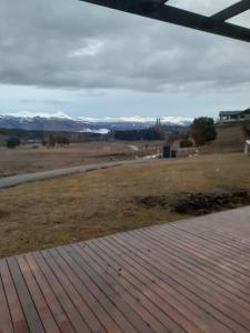 une vue sur un champ avec des montagnes en arrière-plan dans l'établissement Aire de Chapelco, à San Martín de los Andes