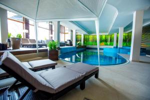 sala de estar con piscina, sofá y mesa en Grand Hotel Boutique, en Rzeszów